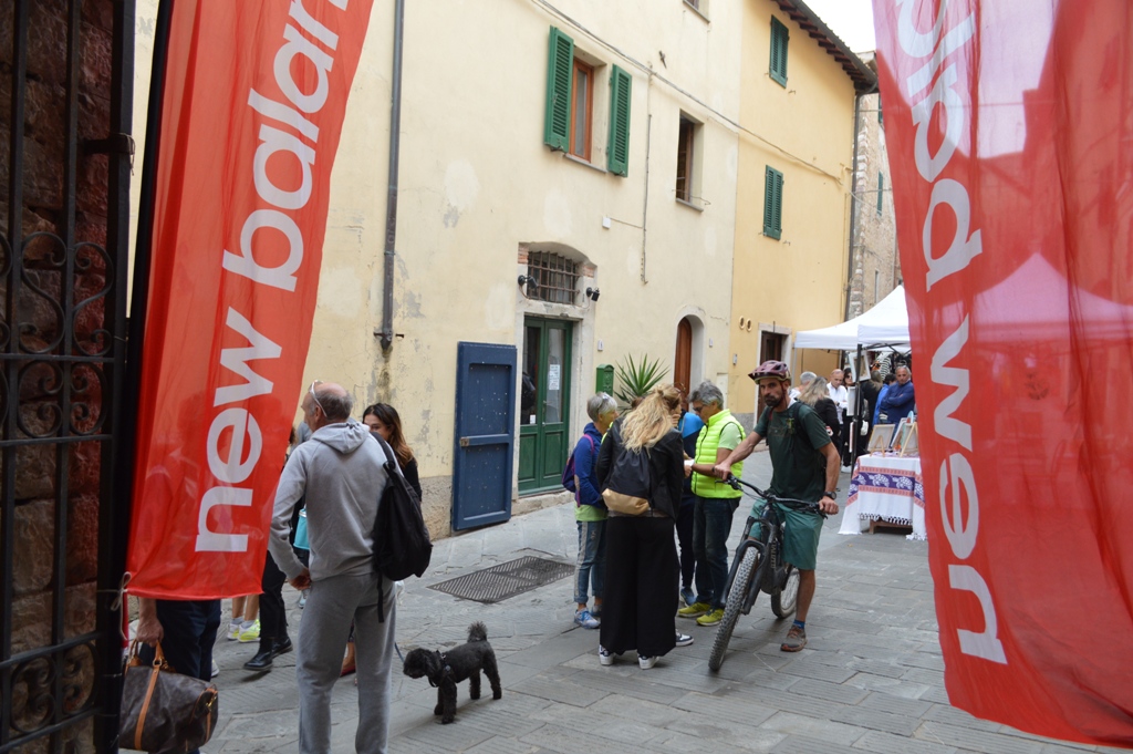 Lingresso al trail village, in bici il presidente della Montecalvitrail Giacomo Di Pietro
