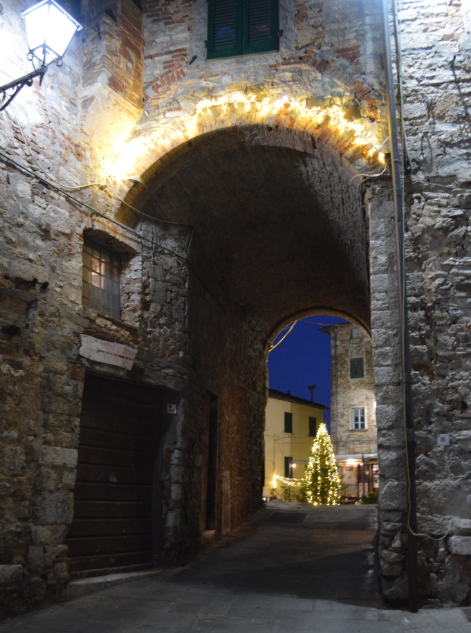 L'abero di Natale in piazza a Campiglia lo scorso anno visto dall'arco di piazza del Mercato