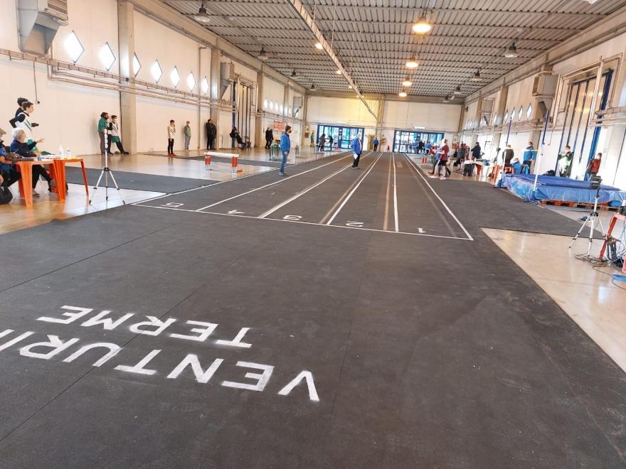 Pista di atletica durante una gara