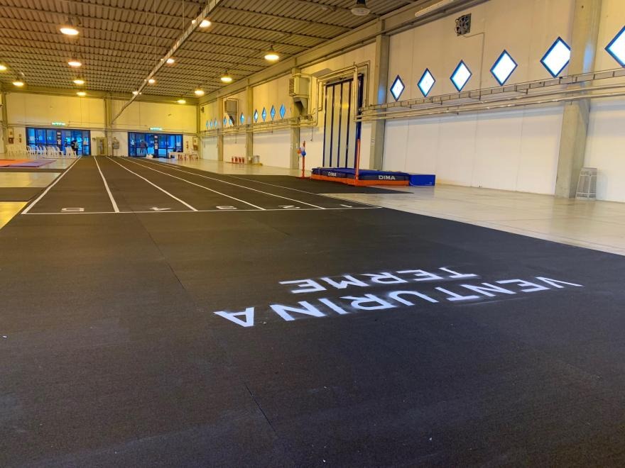 Pista di atletica indoor con scritta Venturina Terme