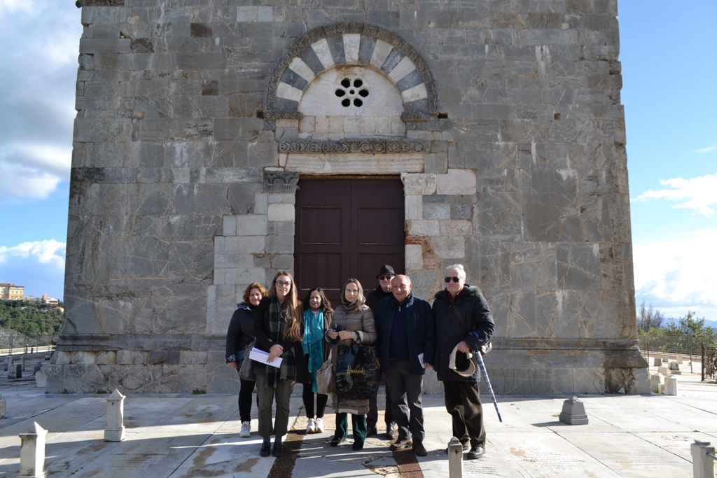 La sindaca Ticciati con parenti e conoscenti di Renzo Berti davanti alla Pieve di San Giovanni