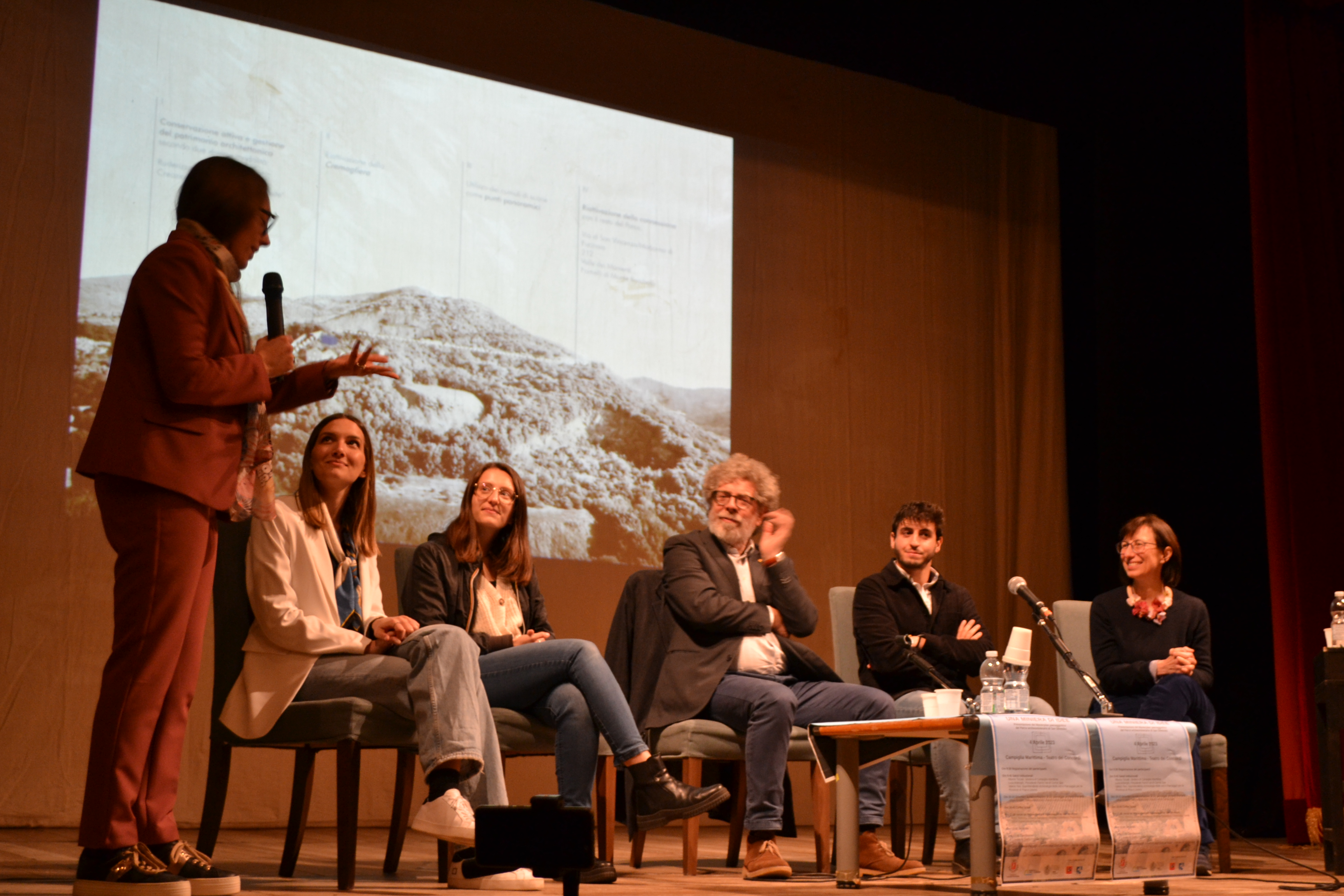 la sindaca sul palco insieme a al moderatore e all gruppo dell'universit� di Firenze