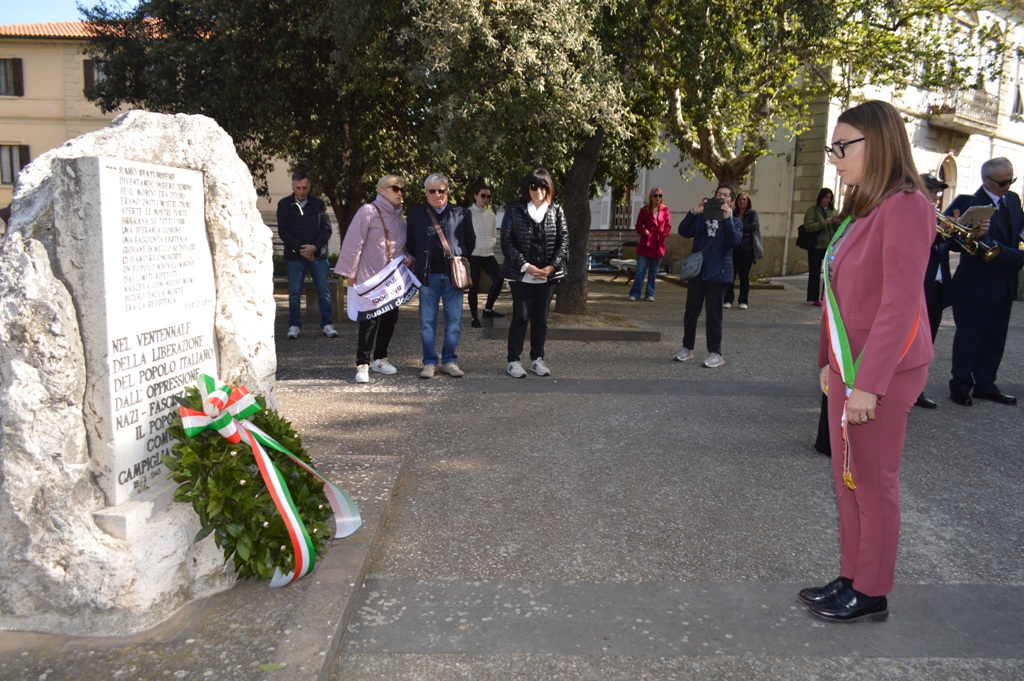 Onore della sindaca al cippo del 25 aprile con la corona