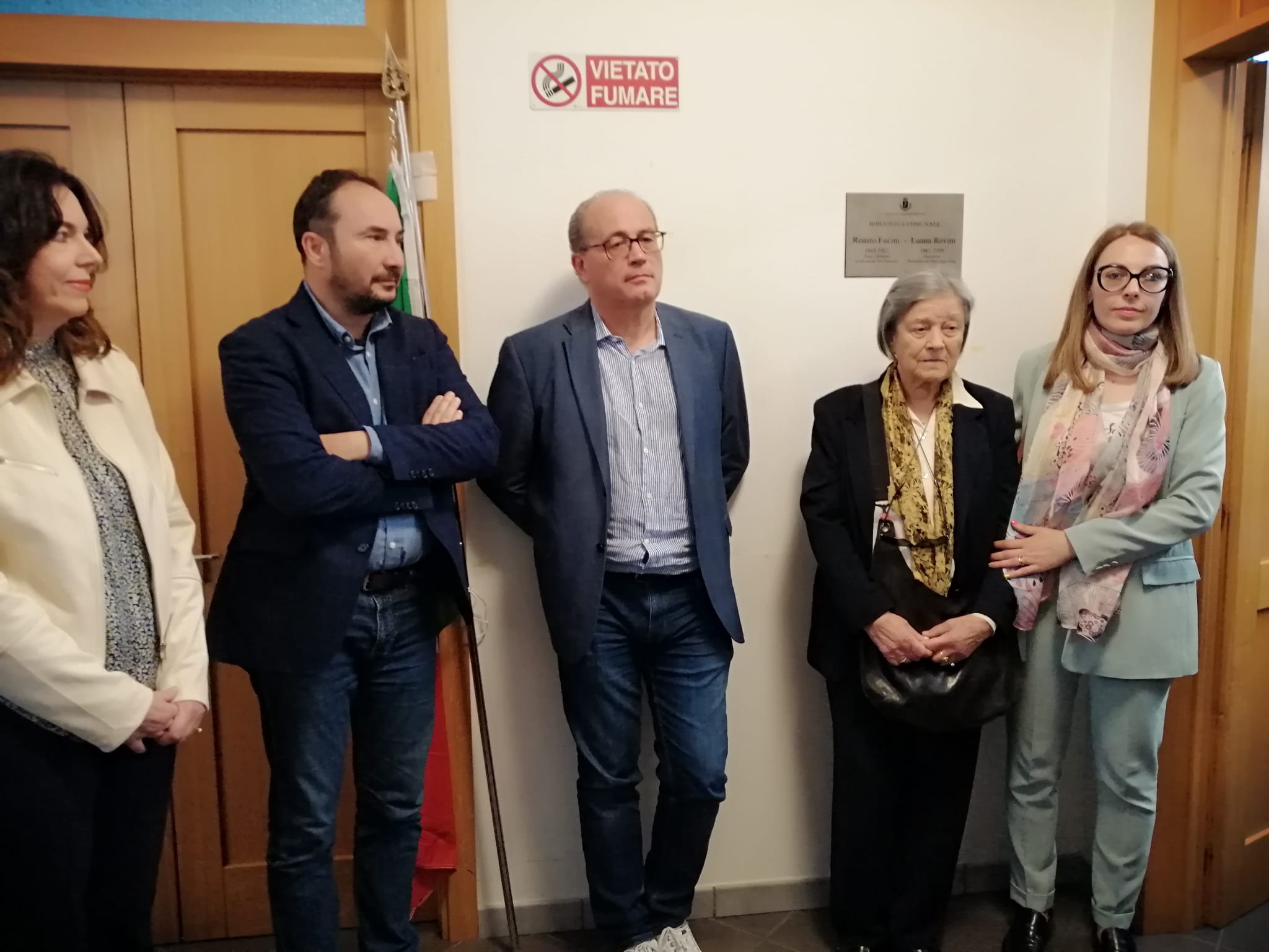 Acerbo, Tamburini, la sindaca e la mamma di Luana Rovini vicino alla targa