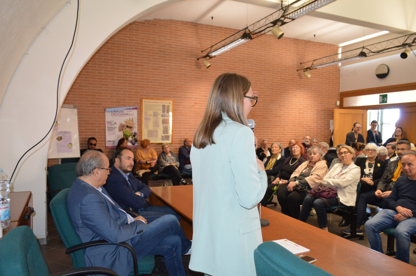La ceromonia con la saletta gremita di pubblico