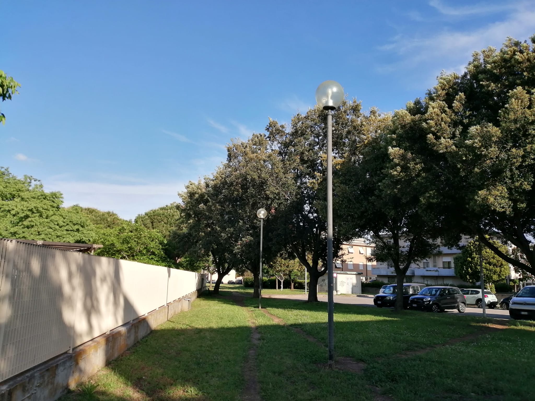 Vialetto con lampioni
