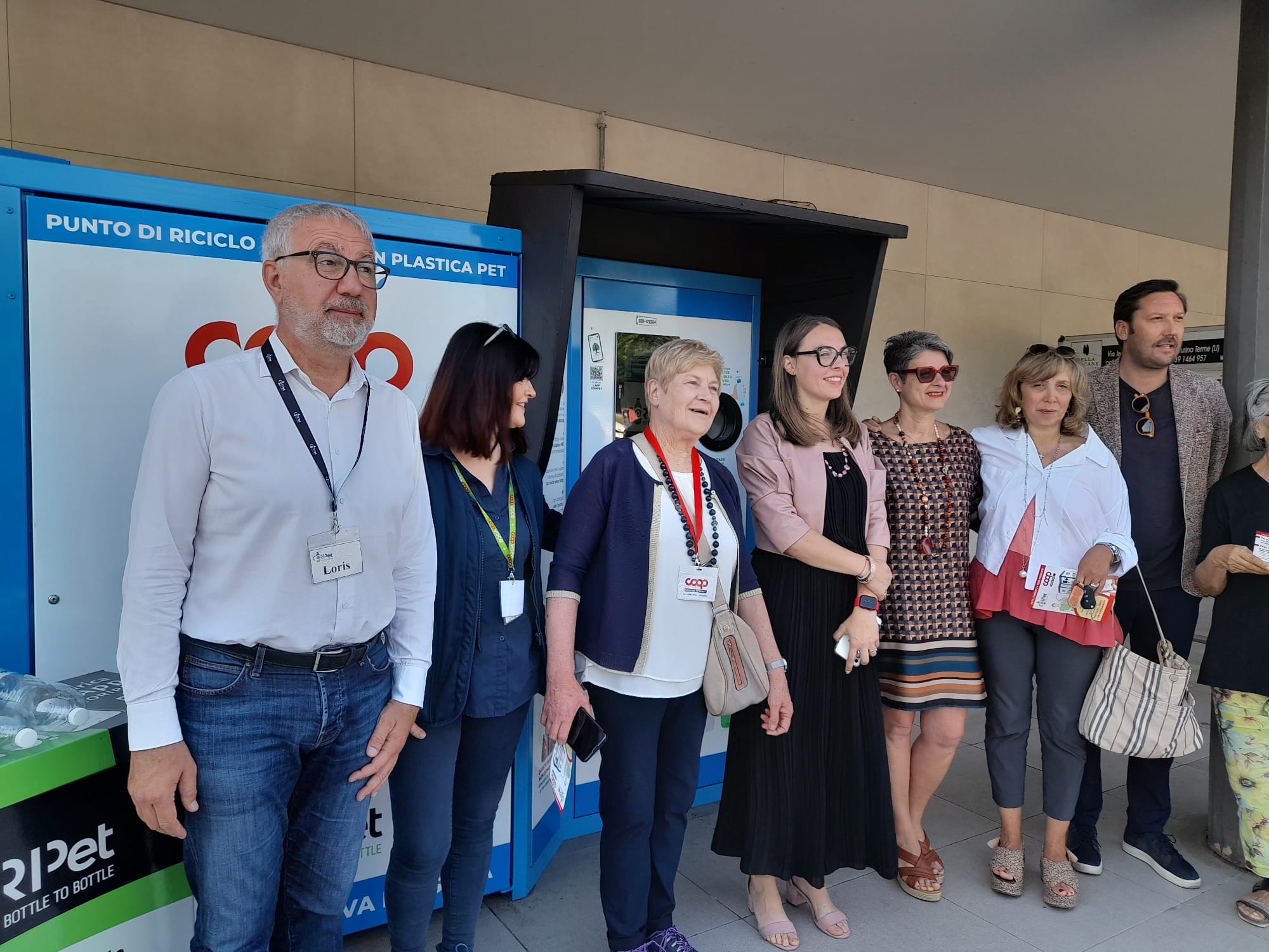 Un momento dell'inaugurazione del compattatore Coop