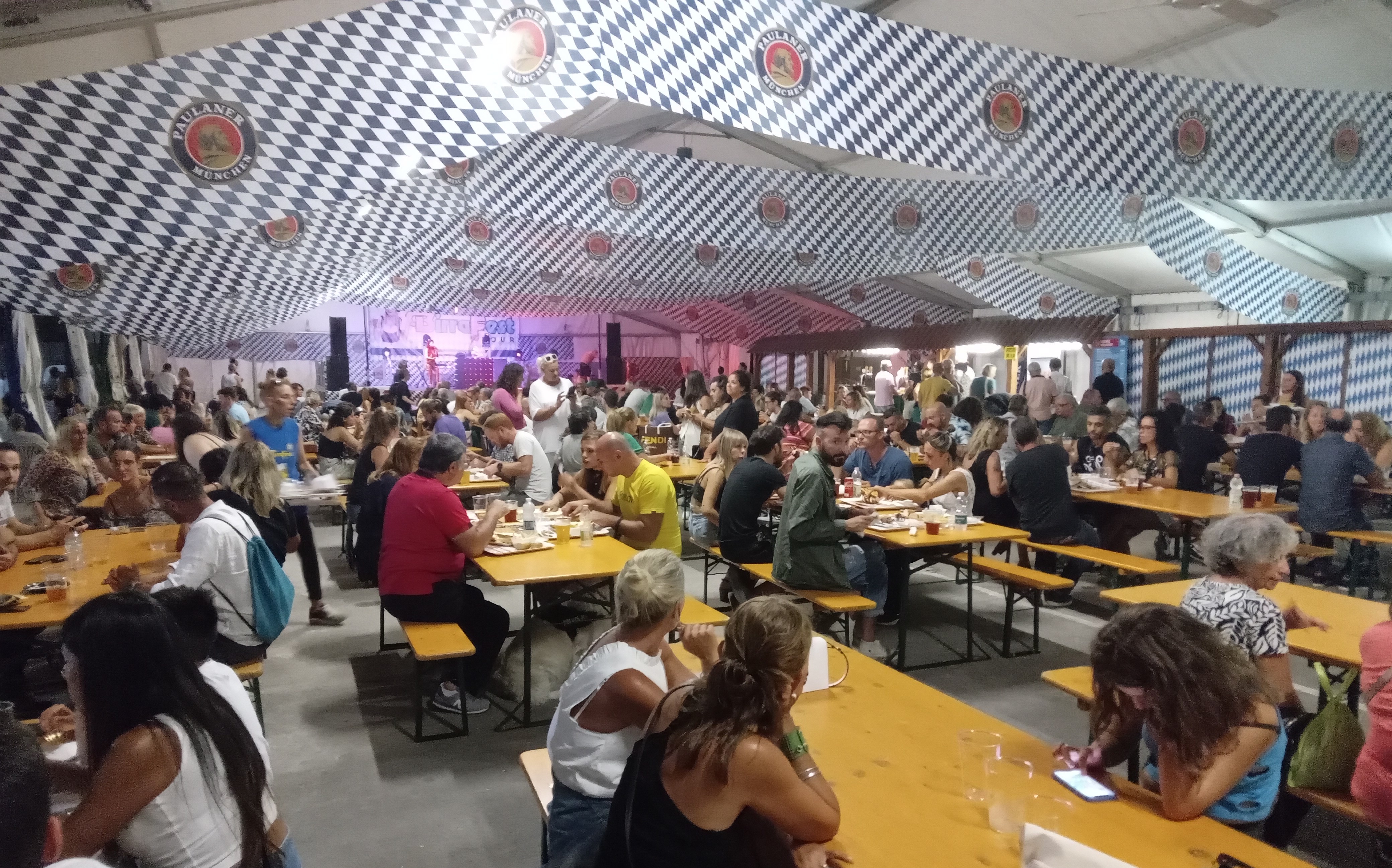 Un tipico padiglione della Birra Fest