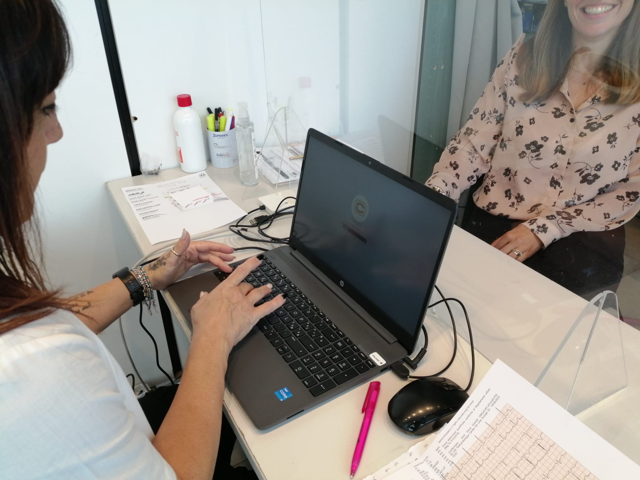 Il servizio di telemedicina in farmacia con l'operatrice