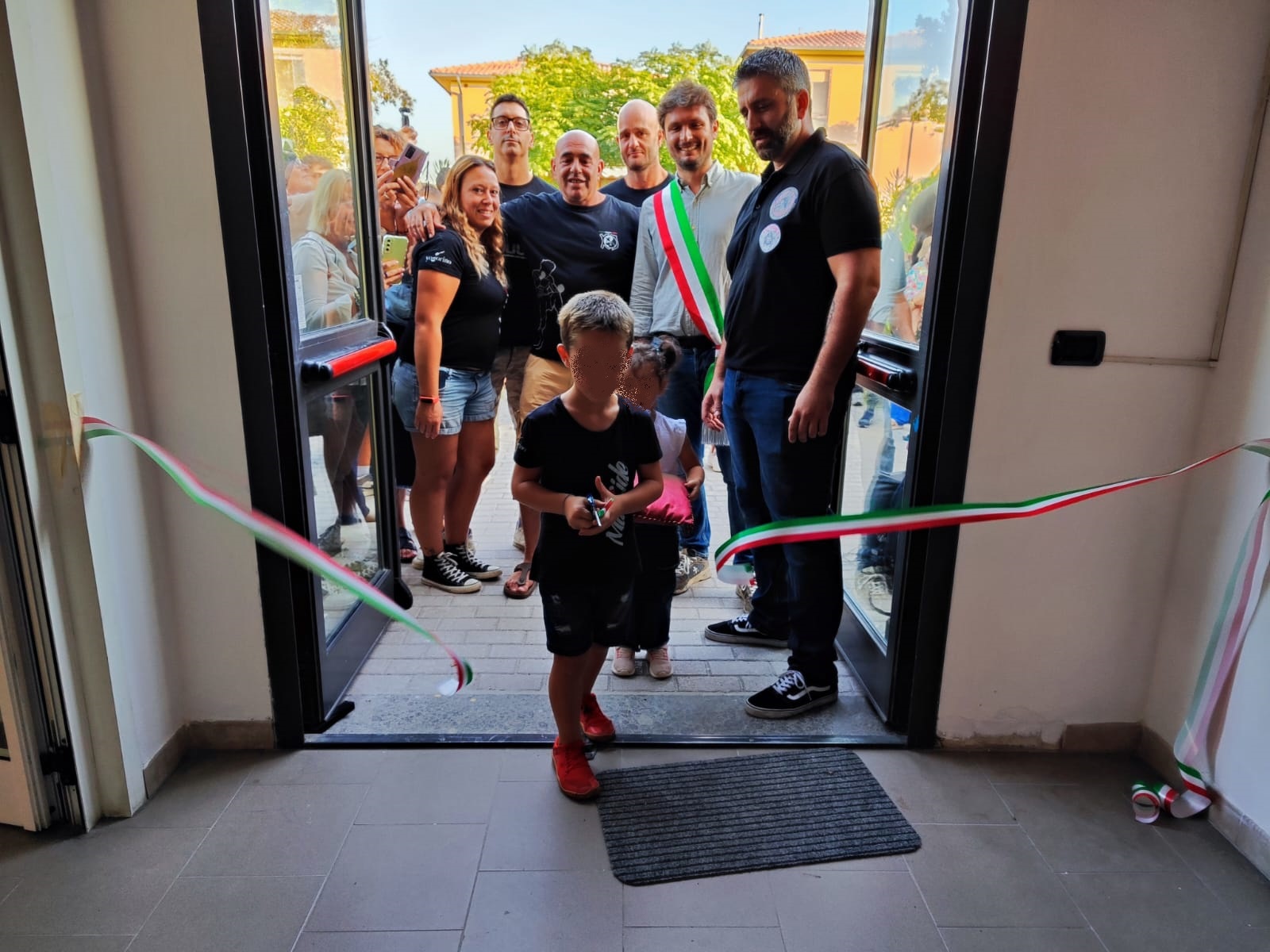 I bambini tagliano il nastro del palazzetto