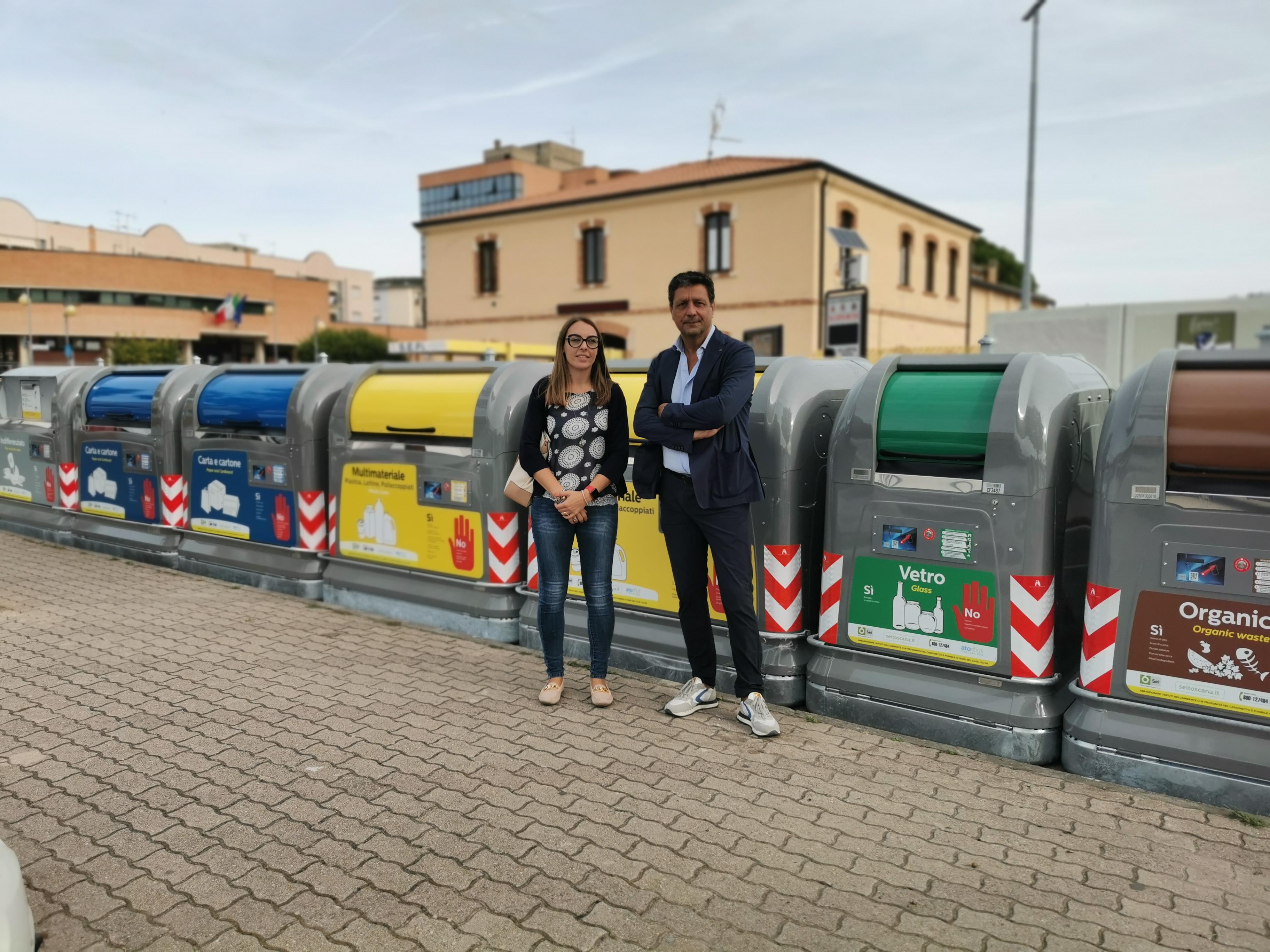 Ricciati e Fabbrini davanti ai nuovi cassonetti