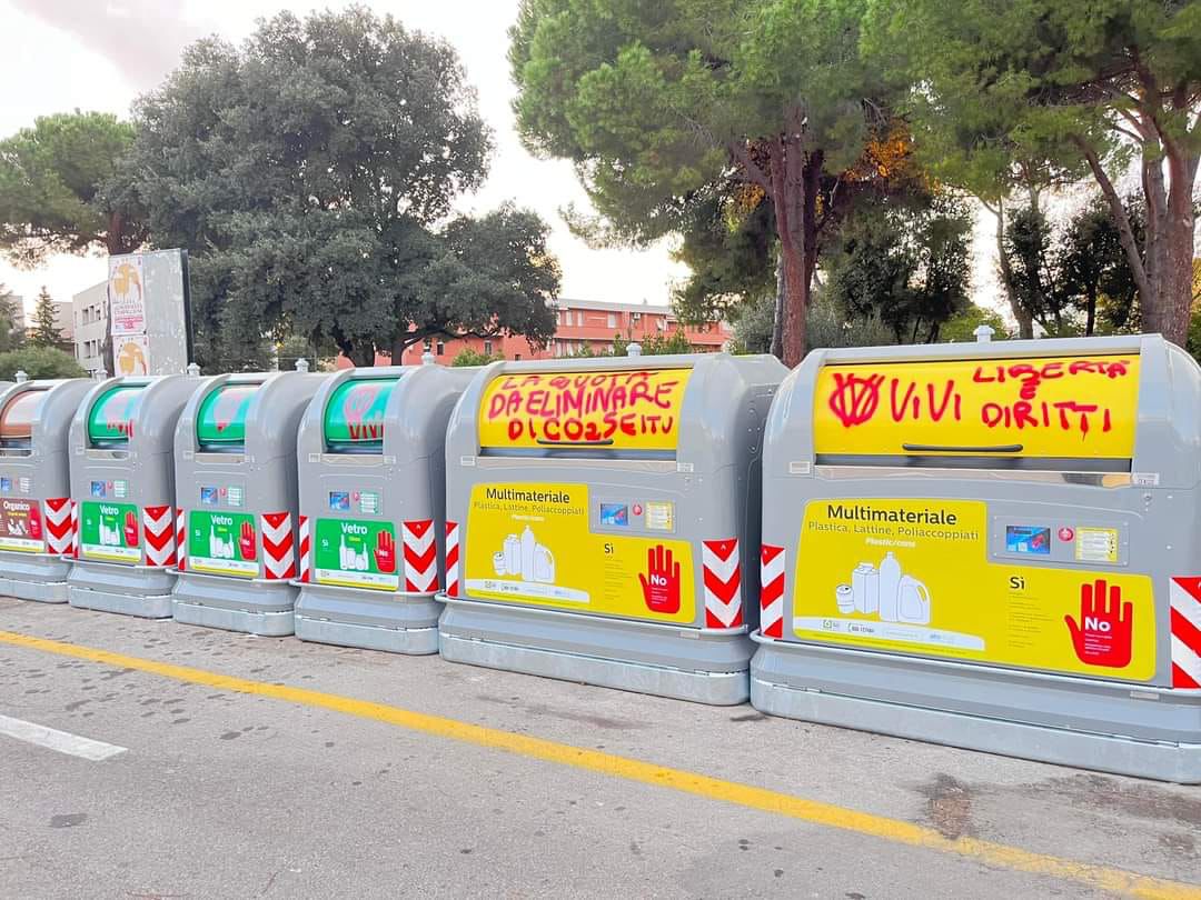 Cassonetti imbrattati sul viale del popolo