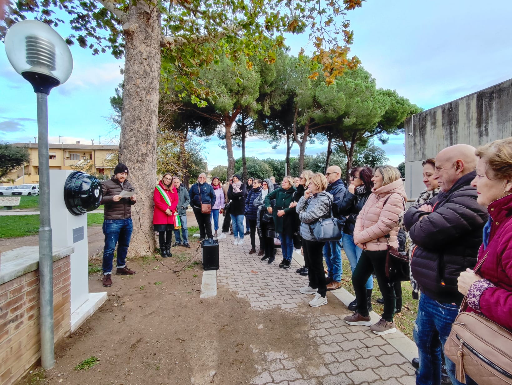 Cerimonia Installazione Dae intervento Parri e pubblico