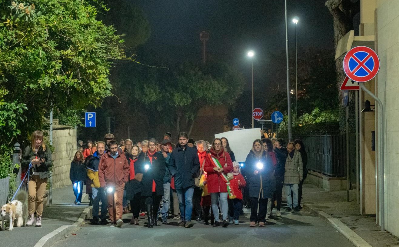 La testa del corteo con la sindaca che indossa la fascia tricolore e la giunta