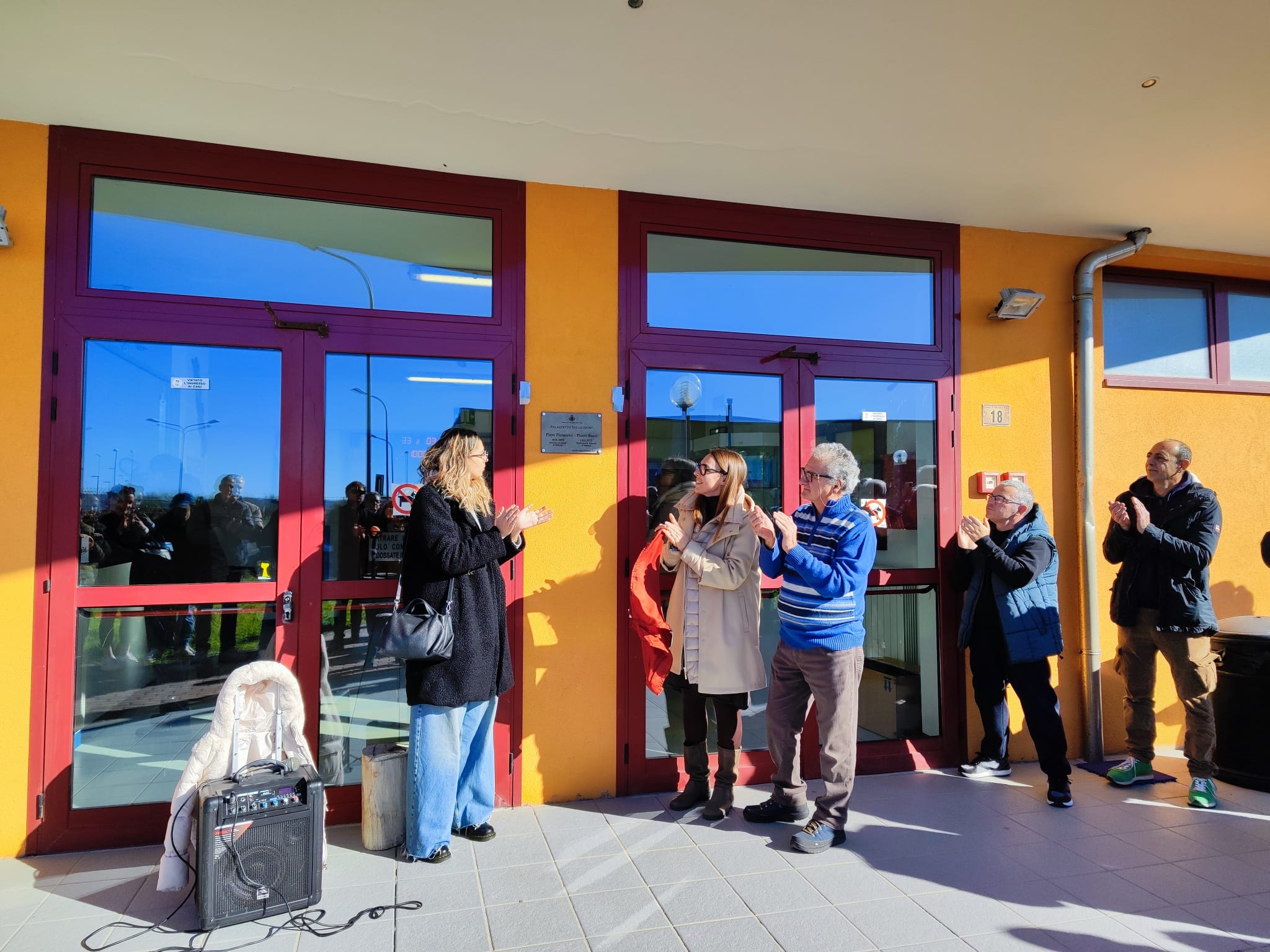 Il momento in cio la targa � stata scopeerta e l'applauso