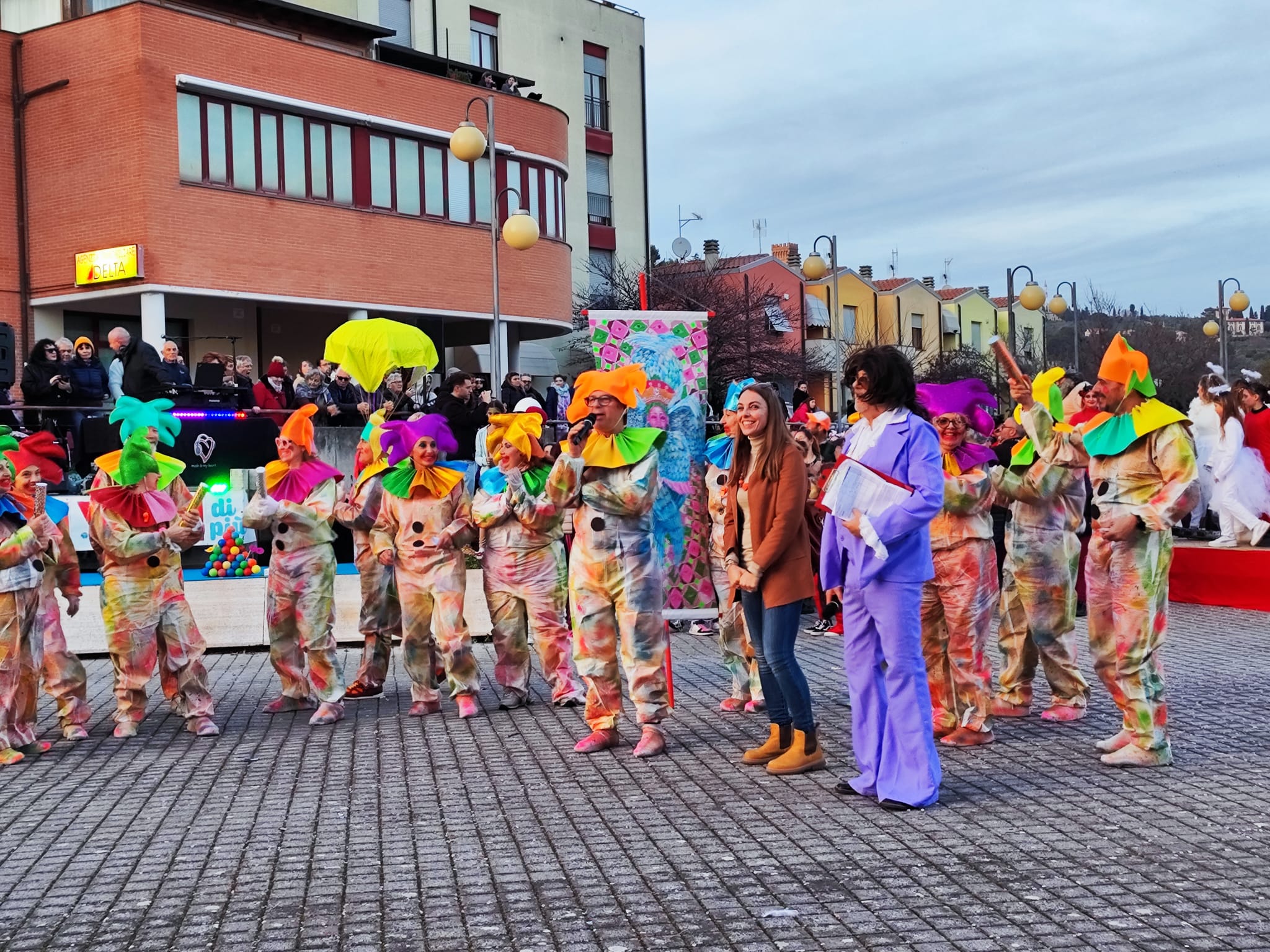 Il gruppo di seiventurinesese con la sindaca e il palio da assegnare