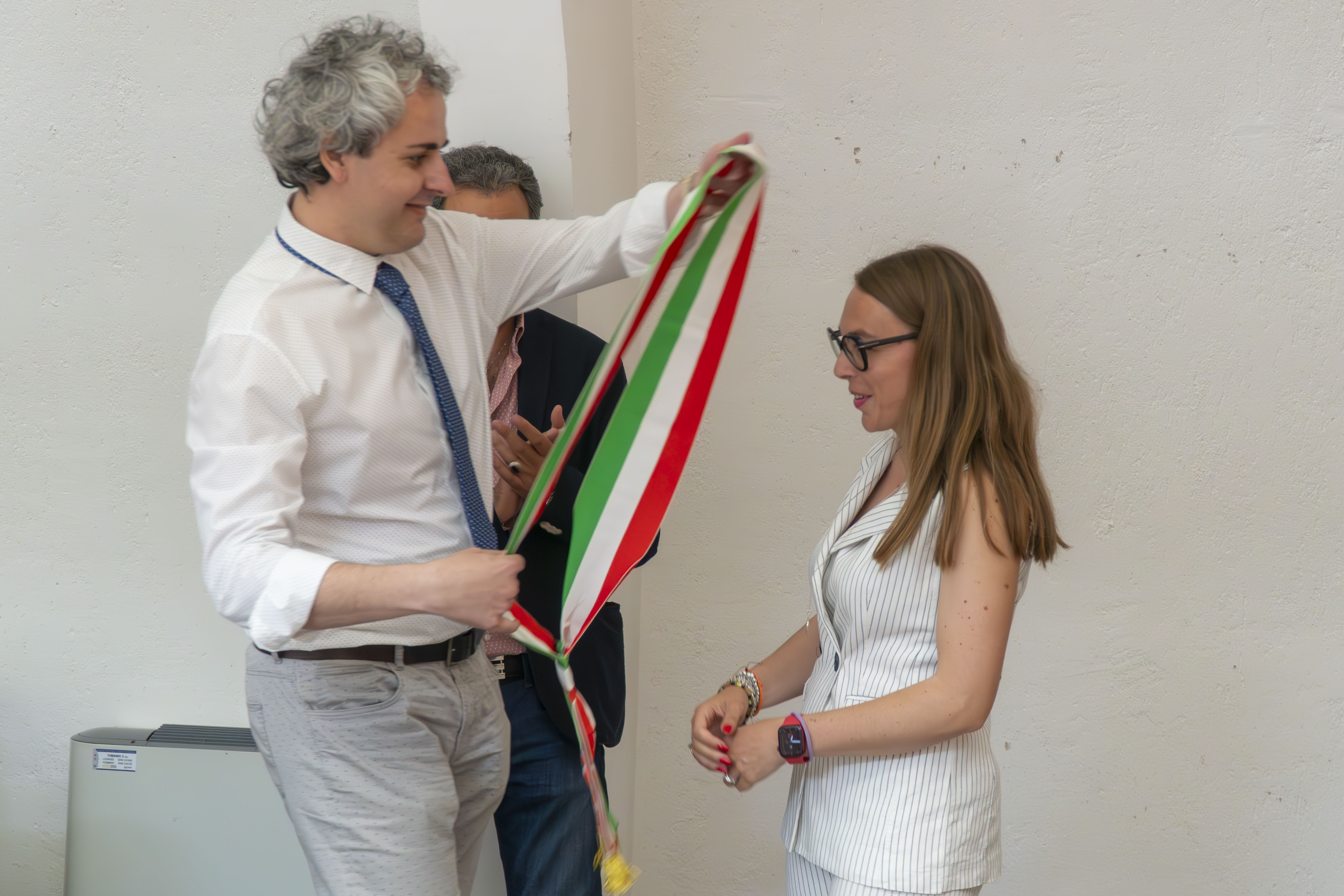 Il presidente dei seggi elettorali mette la fascia tricolore alla sindaca eletta