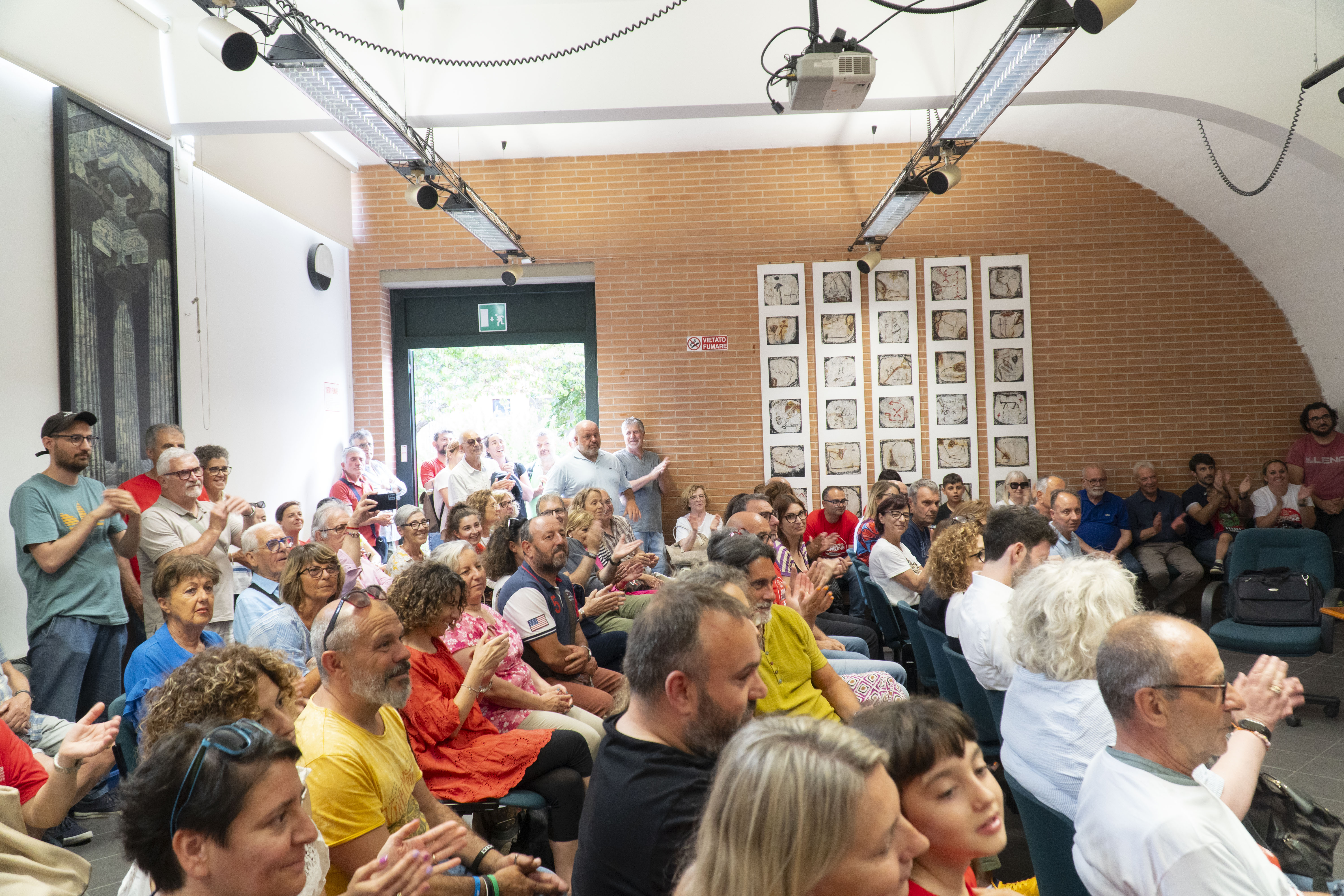Il pubblico nella saletta comunale durante la proclamazione