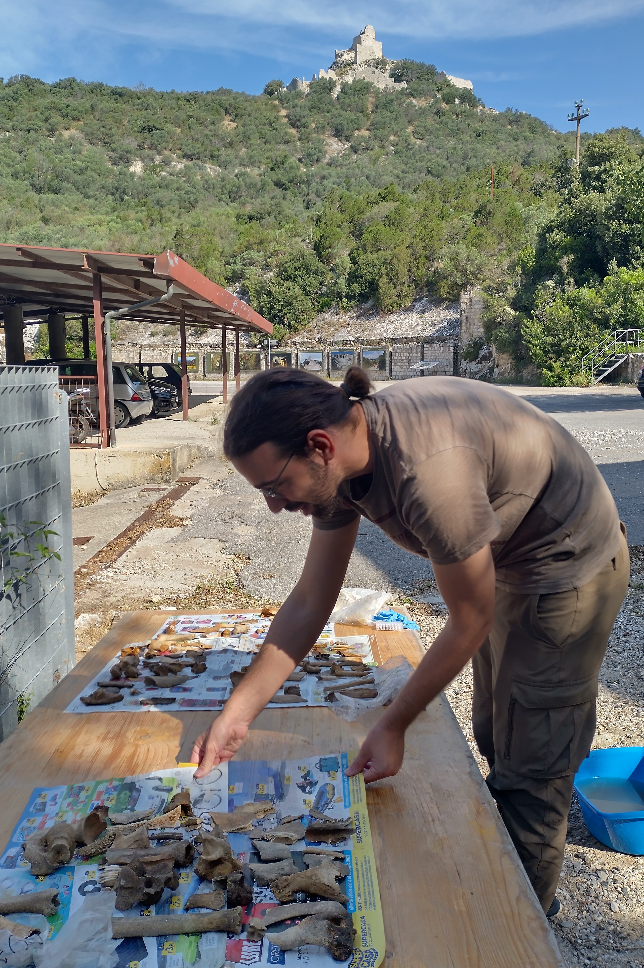 Uno studioso a San Solvestro esamina ossa umane