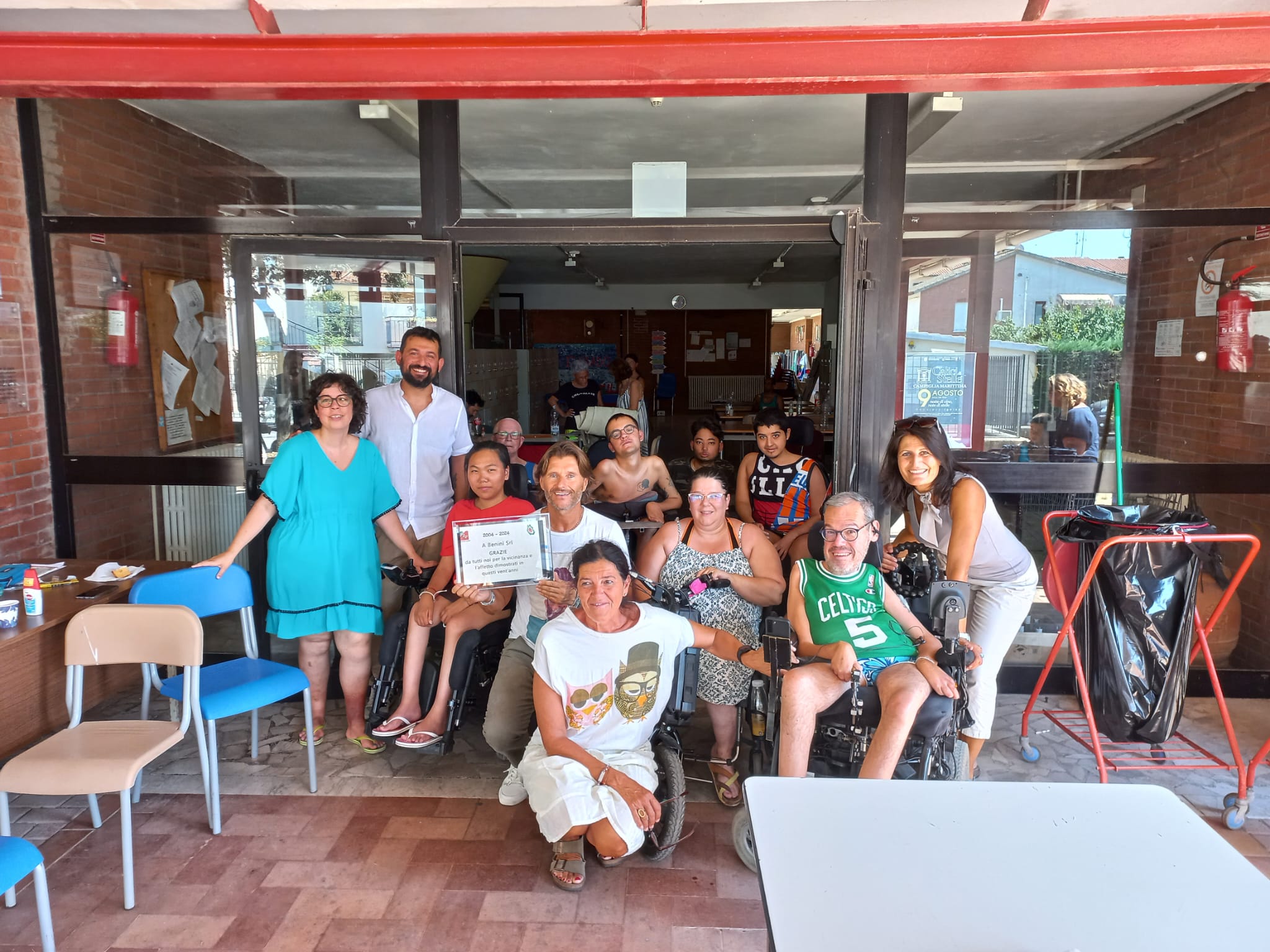 Il gruppo Uildm insieme alla delegazione locale