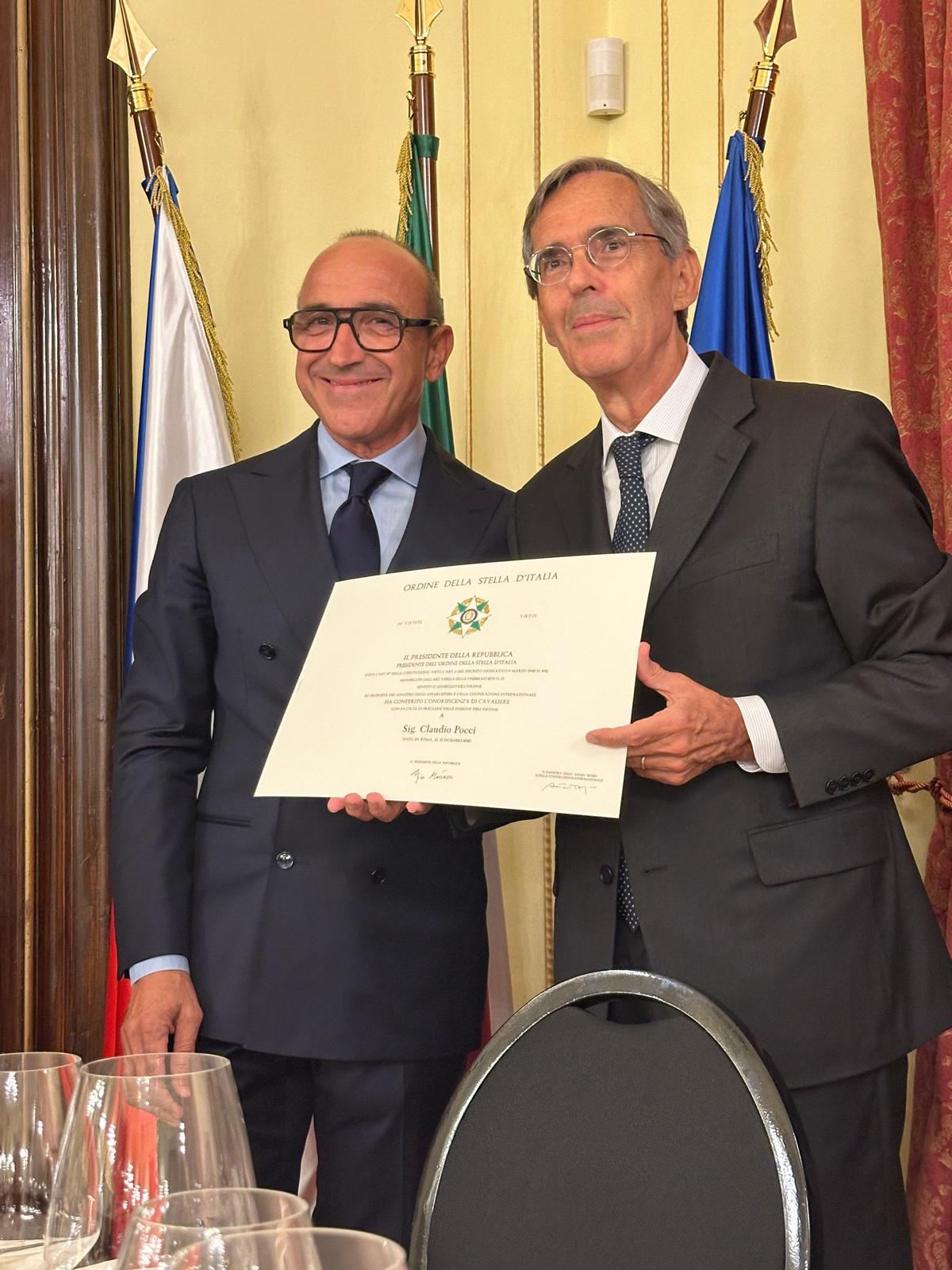 Claudio Pocci riceve il diploma dall'ambasciatore Mauro Marsili