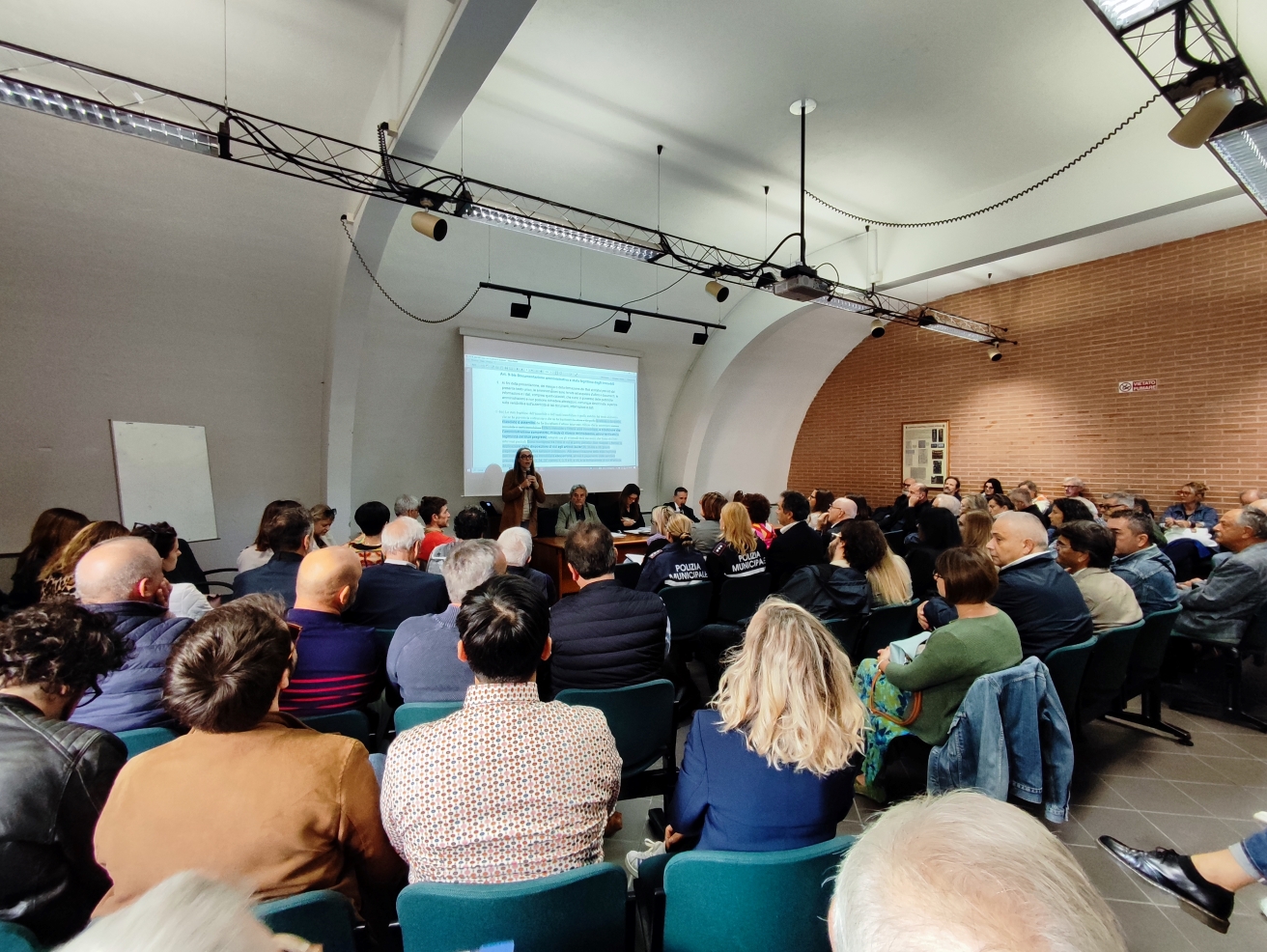 La saletta gremita di tecnici e dipendenti comunali