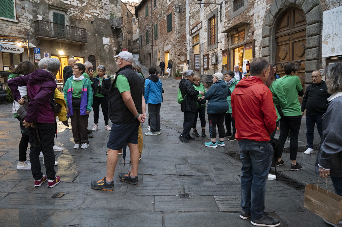 Camminatori nel borgo