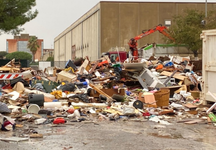 CHIUSURA DELLAREA DI RACCOLTA RIFIUTI DA ALLUVIONE NEL PARCHEGGIO IN VIA DEL LAVORO