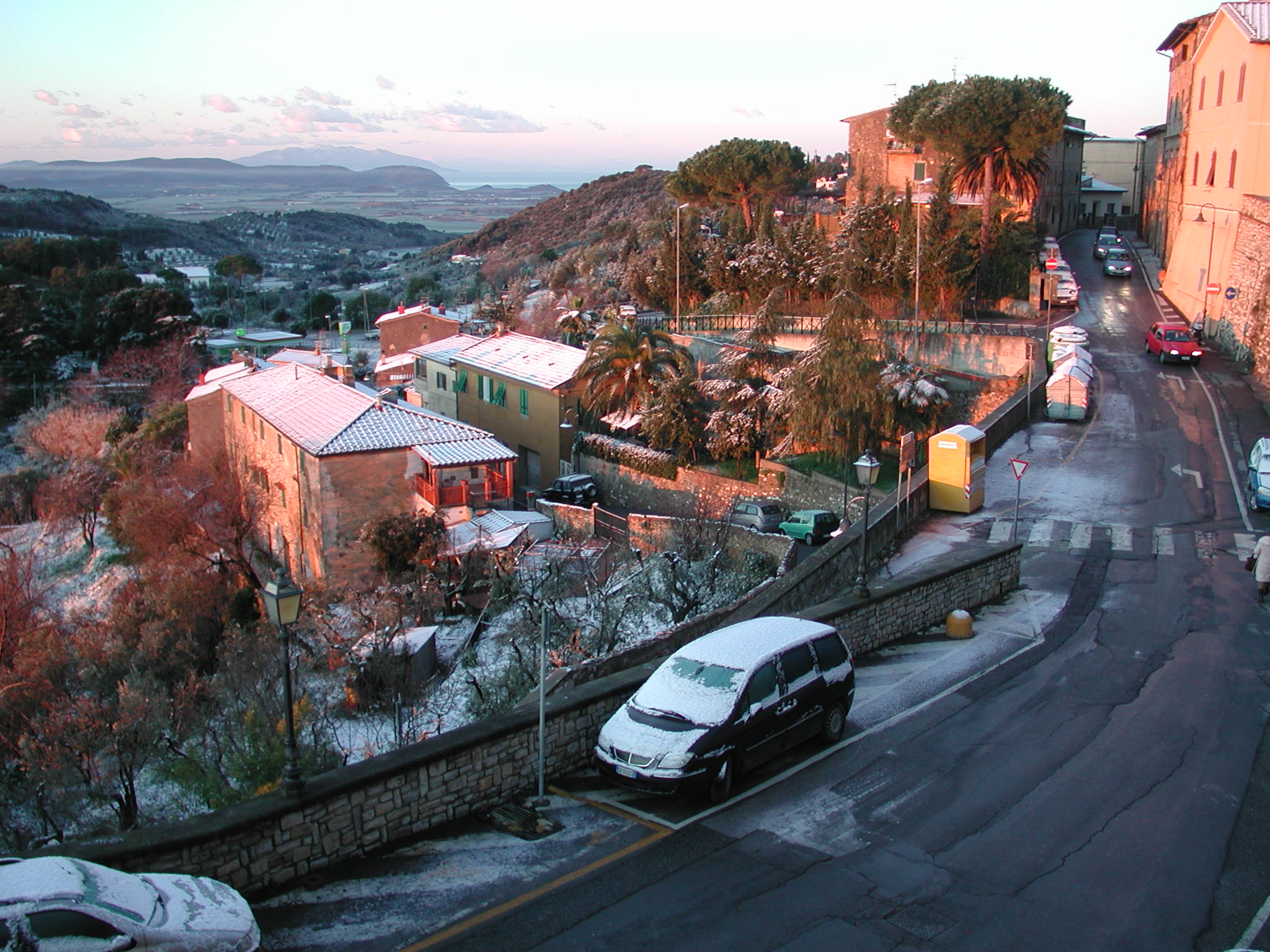 Campiglia si &egrave; svegliata sotto la neve: problemi alla circolazione in tutta la zona.