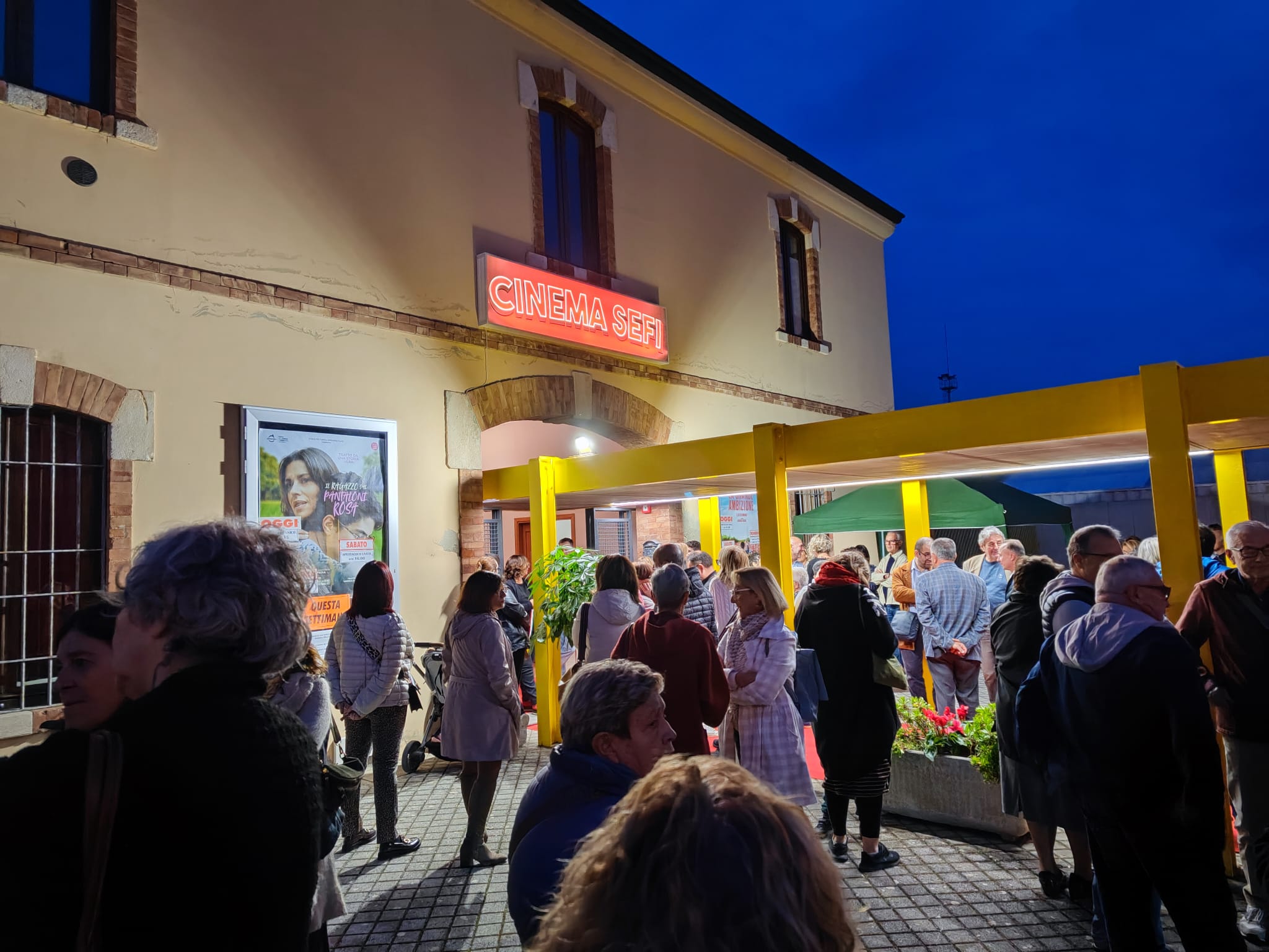 L'esterno del cinema