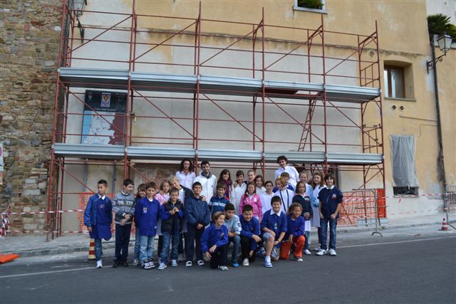 Tanti bambini in visita ai cantieri degli affreschi
