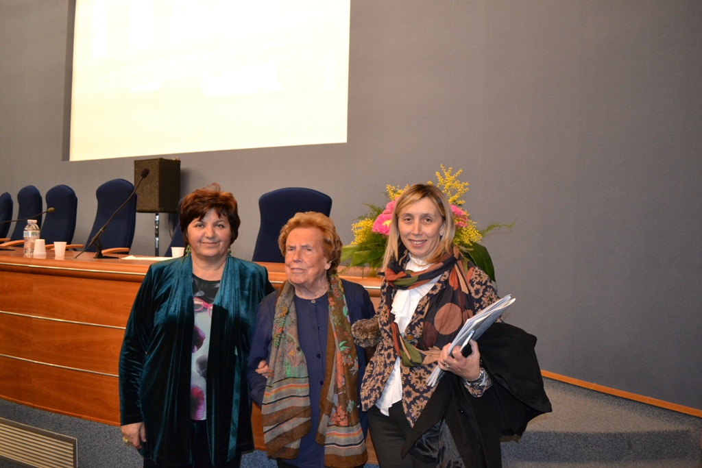 Carla Cantone abbraccia Edilia Pacchini e il sindaco