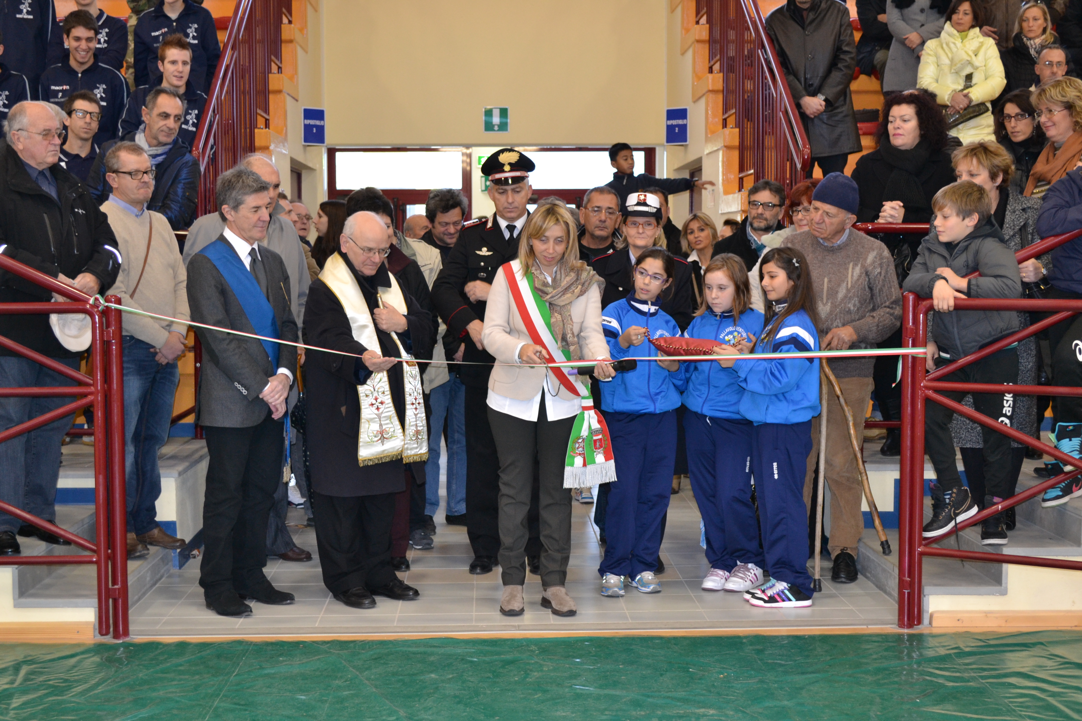 Palazzetto: la cerimonia inaugurale consegna la struttura alla citt&agrave; e agli sportivi