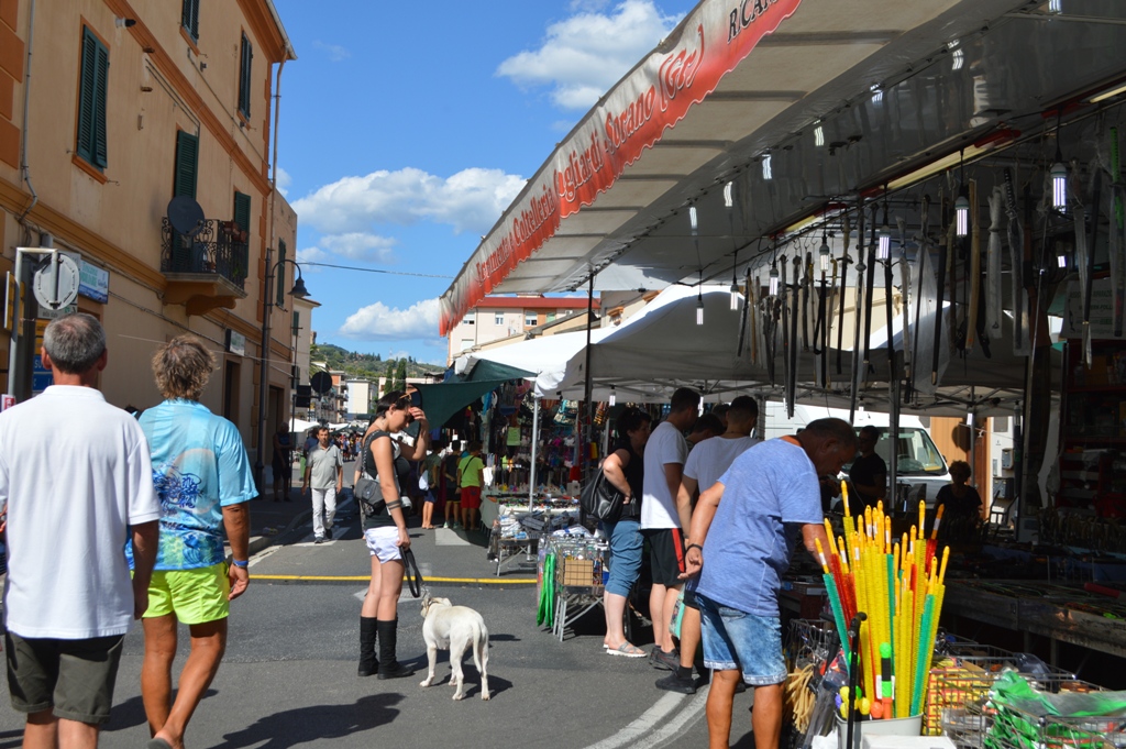 Bando pubblico per la variazione di posteggi nel mercato settimanale del venerd� - approvazione verbale di assegnazione 